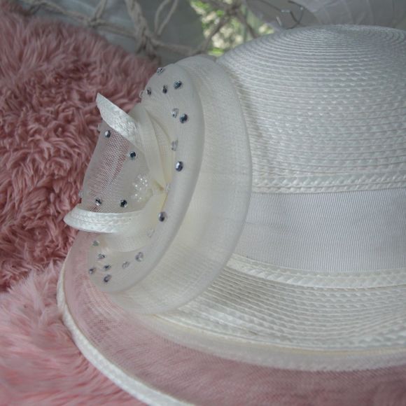Vintage white woven mesh hat with crystal decorations and bow with accents - Picture 15 of 15